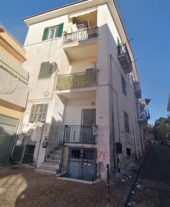 Pozzuoli centro pressi stazione cumana Bilocale con ingresso indipendente